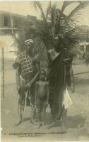 Cotonou, types de Dahoméens – Le cercle de Cotonou compte, en 1948, une population de 75 458 Africains dont 26 789 Aizos, 10 278 Fons et Gouns, 28 678 Toffins, 3786 Nagots, 2580 Minas. Par ailleurs, on compte 759 Européens et 12 étrangers. La main d’œuvre est qualifiée « d’équilibrée ». Guid’Aof, édition 1948.